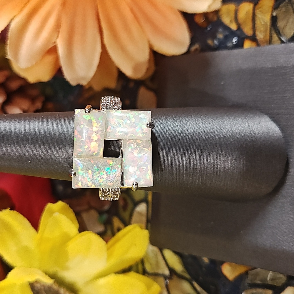 3/$15 SALE! Fashion Ring With Opalescent Glass Stones - Size 6 3/4